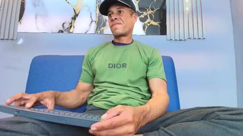 Snapshot of jason_tomas chatting on February 13, 7:32 pm Jason online show from February 13, 7:32 pm