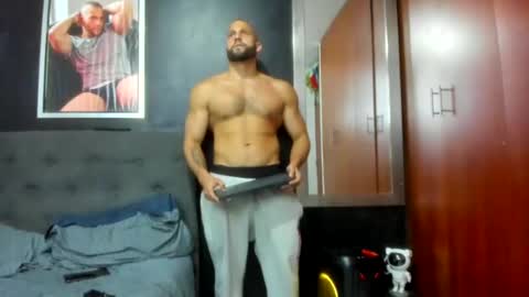 Snapshot of jasonmartiinez chatting on December 7, 8:00 am    online show from December 7, 8:00 am