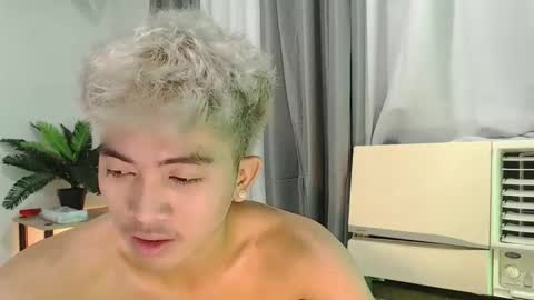 jaysee_hugecox online show from April 19, 8:55 pm