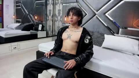 Snapshot of jaytaylorr chatting on April 21, 12:00 pm Jay Taylor online show from April 21, 12:00 pm