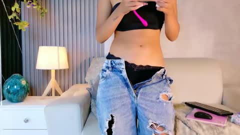 Snapshot of jazmiin_evans chatting on February 27, 8:09 pm jazmiin_evans online show from February 27, 8:09 pm