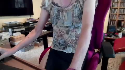 Jeanette James online show from July 21, 1:24 pm