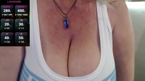 Snapshot of jennadeluxe chatting on April 22, 7:33 am Jenna online show from April 22, 7:33 am