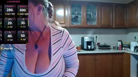Snapshot of jennadeluxe chatting on April 23, 4:53 pm Jenna online show from April 23, 4:53 pm