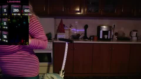 Snapshot of jennadeluxe chatting on April 28, 3:33 am Jenna online show from April 28, 3:33 am