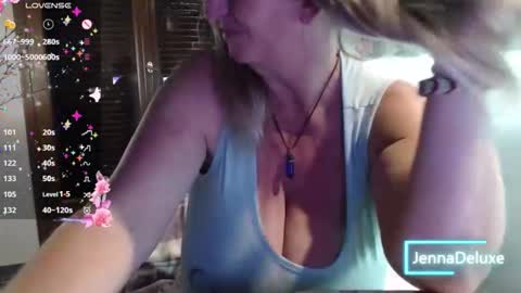 Snapshot of jennadeluxe chatting on May 28, 7:55 pm Jenna online show from May 28, 7:55 pm
