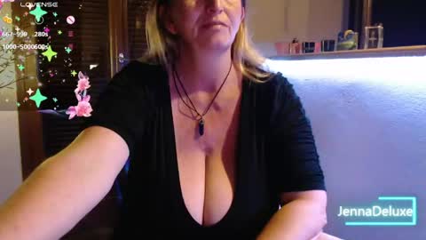 Snapshot of jennadeluxe chatting on May 31, 6:53 pm Jenna online show from May 31, 6:53 pm
