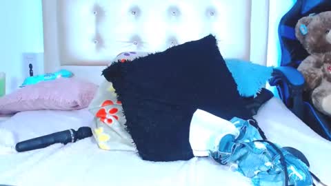 Snapshot of jenng18 chatting on December 15, 7:35 am jenn online show from December 15, 7:35 am