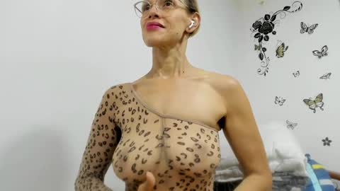 Snapshot of jenniferloveyou chatting on June 5, 5:18 pm jenniferloveyou online show from June 5, 5:18 pm