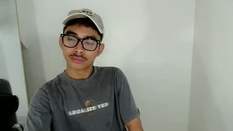 Snapshot of jhnxxnaughty_ chatting on December 17, 8:31 am Johnny online show from December 17, 8:31 am