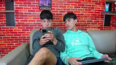 Snapshot of jhon_kleinn chatting on May 22, 7:52 pm Jake y Troy online show from May 22, 7:52 pm