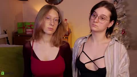 Snapshot of jitoon_exe chatting on December 19, 3:52 pm Hey Guys We are Julia ginger  Tina brunette online show from December 19, 3:52 pm