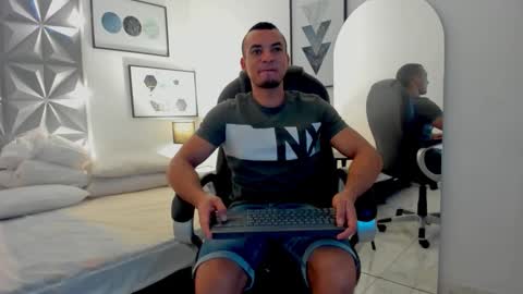 Snapshot of johan_miller1 chatting on December 16, 11:15 am johan online show from December 16, 11:15 am