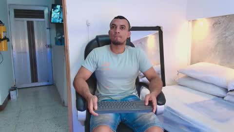 Snapshot of johan_miller1 chatting on February 23, 6:44 am johan online show from February 23, 6:44 am