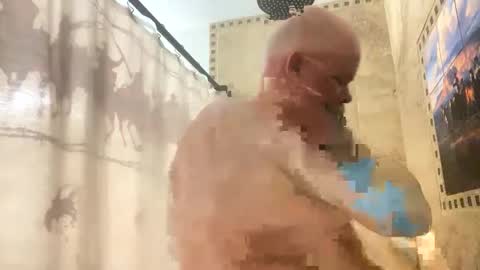 Snapshot of john40a chatting on September 19, 2:24 am John online show from September 19, 2:24 am