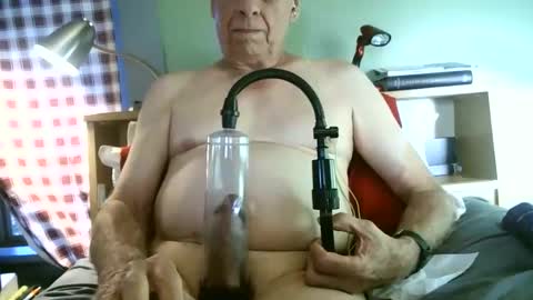 johnnieq1971 online show from May 30, 11:57 pm