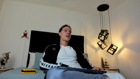 Snapshot of jonathan_daniels1 chatting on December 2, 11:45 am Jonathan Danielss online show from December 2, 11:45 am
