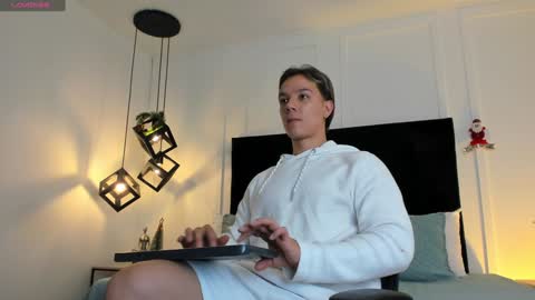 Snapshot of jonathan_daniels1 chatting on December 7, 11:40 am Jonathan Danielss online show from December 7, 11:40 am
