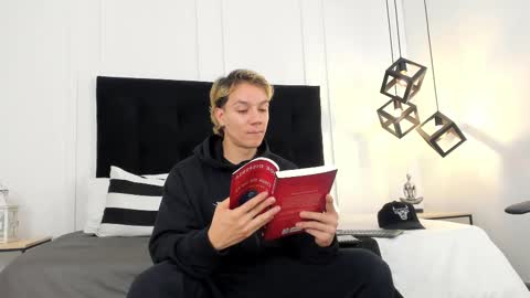 Snapshot of jonathan_daniels1 chatting on February 12, 11:51 am Jonathan Danielss online show from February 12, 11:51 am