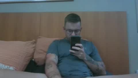 Snapshot of jonoy1995 chatting on December 2, 7:47 am jonoy1995 online show from December 2, 7:47 am