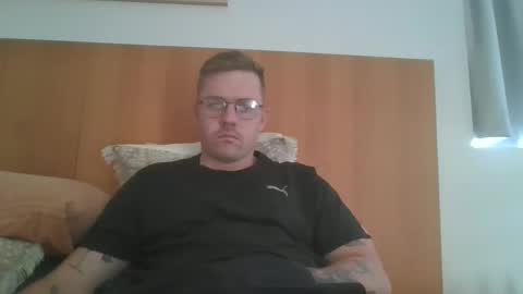 Snapshot of jonoy1995 chatting on February 26, 4:03 am jonoy1995 online show from February 26, 4:03 am