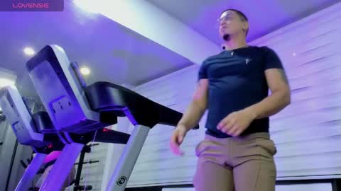 joshmiller___ online show from May 11, 7:11 pm