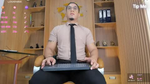 joshmiller___ online show from May 30, 11:40 am