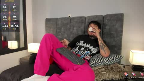 Snapshot of juan_alvarez18 chatting on February 14, 6:43 am juan_alvarez18 online show from February 14, 6:43 am