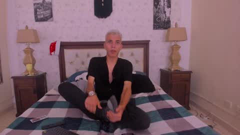 J U A N   L O V E R S online show from December 3, 4:39 pm