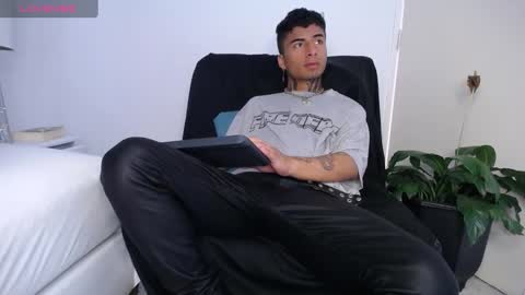 juancamilo66_ online show from December 31, 9:17 pm
