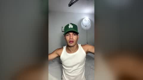 Snapshot of juicy_boy22 chatting on April 27, 1:36 am Miguel online show from April 27, 1:36 am