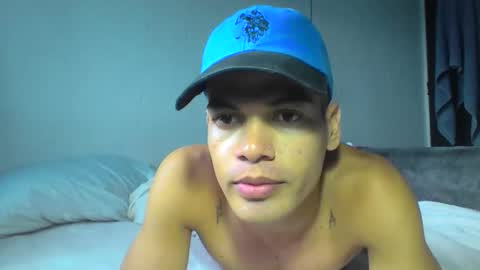 Snapshot of juicy_boy22 chatting on May 4, 7:10 pm Miguel online show from May 4, 7:10 pm