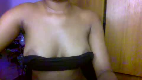 Snapshot of juicy_pussy1122 chatting on March 12, 8:09 am Emily online show from March 12, 8:09 am