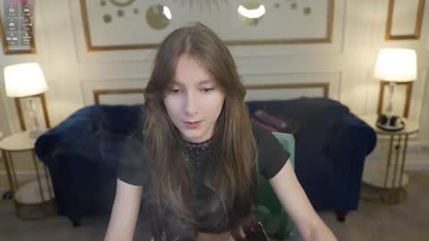 Snapshot of juicy_secrets_054 chatting on February 25, 11:31 am Elza online show from February 25, 11:31 am