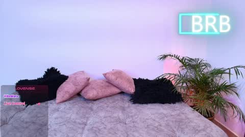 Jules and Gia online show from April 5, 3:20 pm