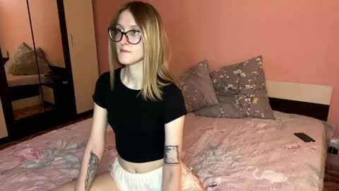 julia_charm online show from May 28, 4:15 pm