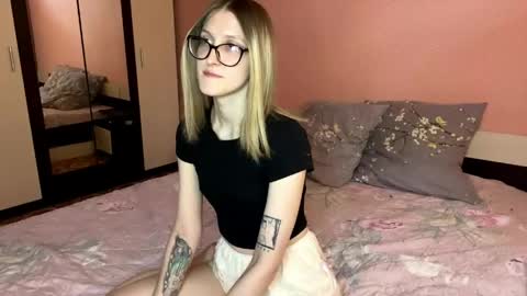 julia_charm online show from May 31, 4:14 pm