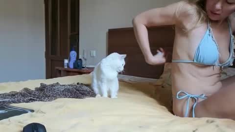 julia_giulia online show from October 9, 8:45 am