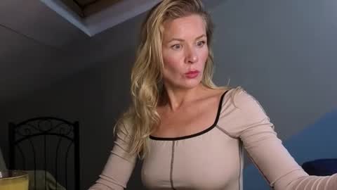 julia_giulia online show from November 12, 7:57 pm