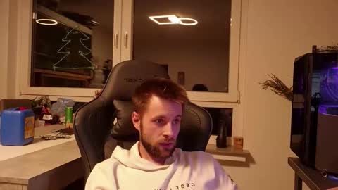 julia_official online show from February 3, 9:20 pm