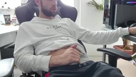 julia_official online show from February 5, 12:21 pm