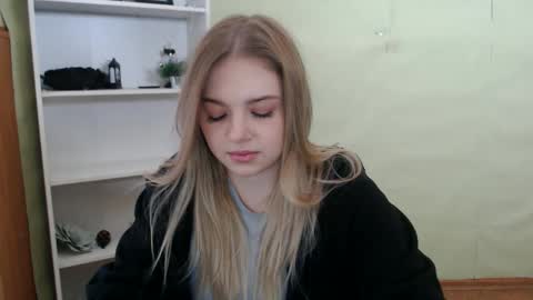 Snapshot of juliacrazy_ chatting on February 12, 5:47 am juliacrazy_ online show from February 12, 5:47 am