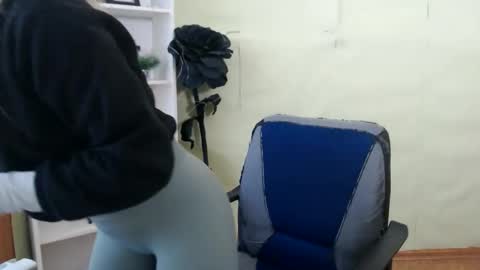 Snapshot of juliacrazy_ chatting on February 19, 6:22 am juliacrazy_ online show from February 19, 6:22 am