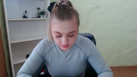 Snapshot of juliacrazy_ chatting on March 6, 9:25 am juliacrazy_ online show from March 6, 9:25 am
