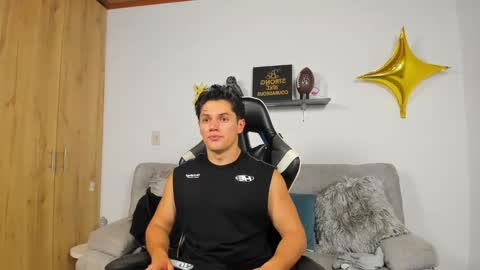 julian_wallace online show from January 18, 10:57 pm