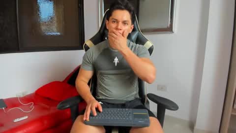 julian_wallace online show from February 25, 8:18 pm