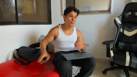 julian_wallace online show from April 3, 7:34 pm