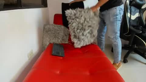 julian_wallace online show from April 8, 7:14 pm