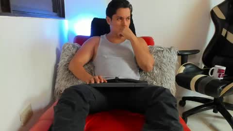 julian_wallace online show from April 15, 7:10 pm