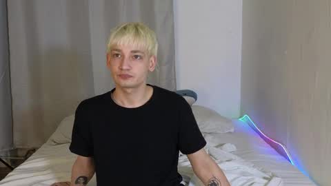 Snapshot of julian_win chatting on April 1, 12:00 am Eren online show from April 1, 12:00 am
